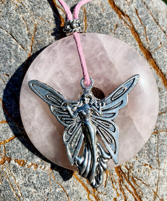 Collier roue du temps « Douceur féerique » qui permet de se relier au peuple féérique et de le déposer dans son coeur, en quartz rose