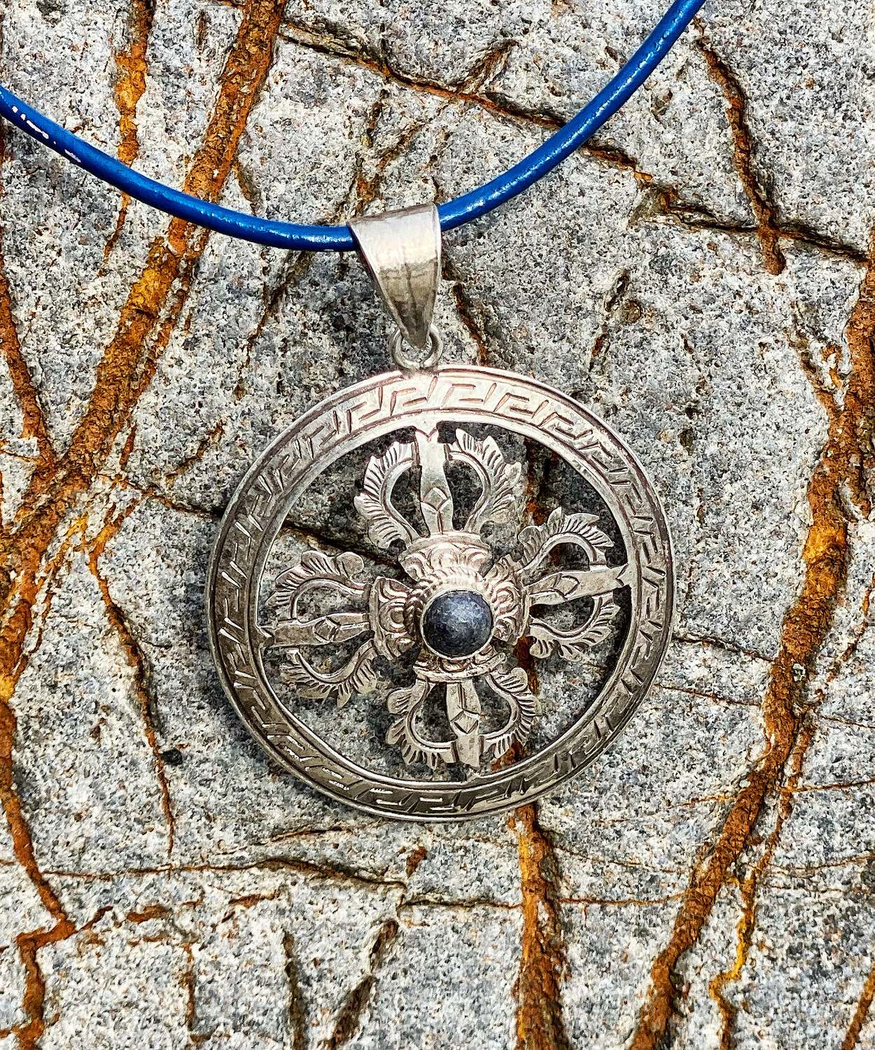 Collier symbole de protection en argent 925 représentant les 5 éléments avec dumorthierite