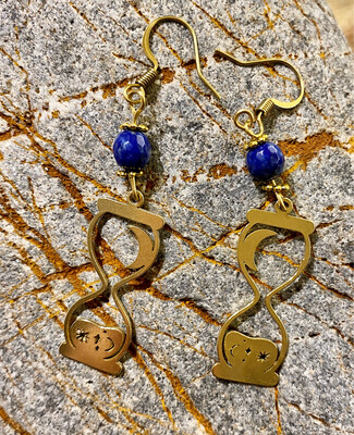 « Accepter le temps » Boucles d’oreille en laiton avec lapis lazuli