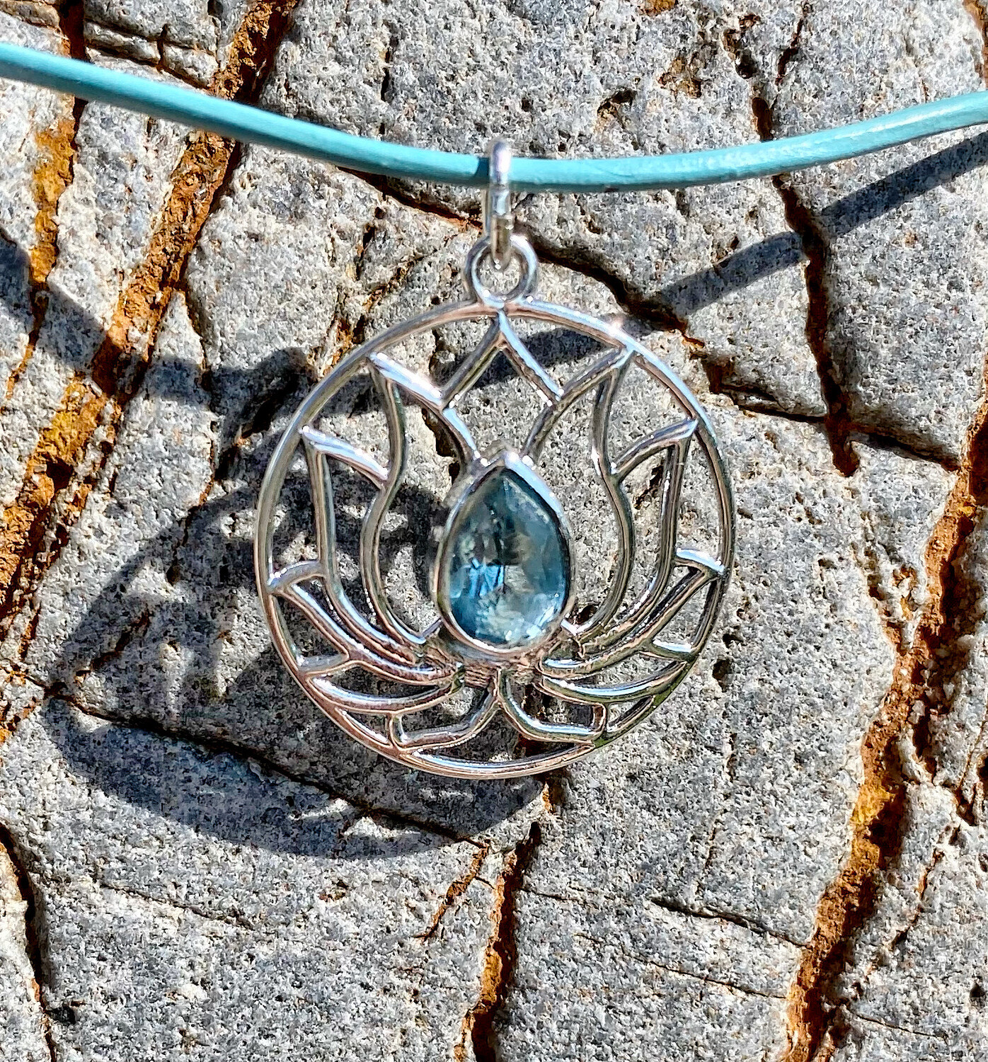 « Au coeur du lotus » pendentif en argent avec lacet en cuir et Zircon