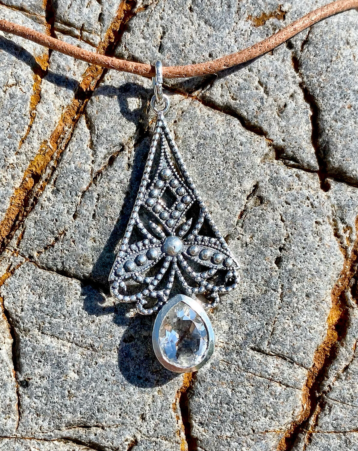 « Voyage cristallin » pendentif en argent avec lacet en cuir et cristal de roche