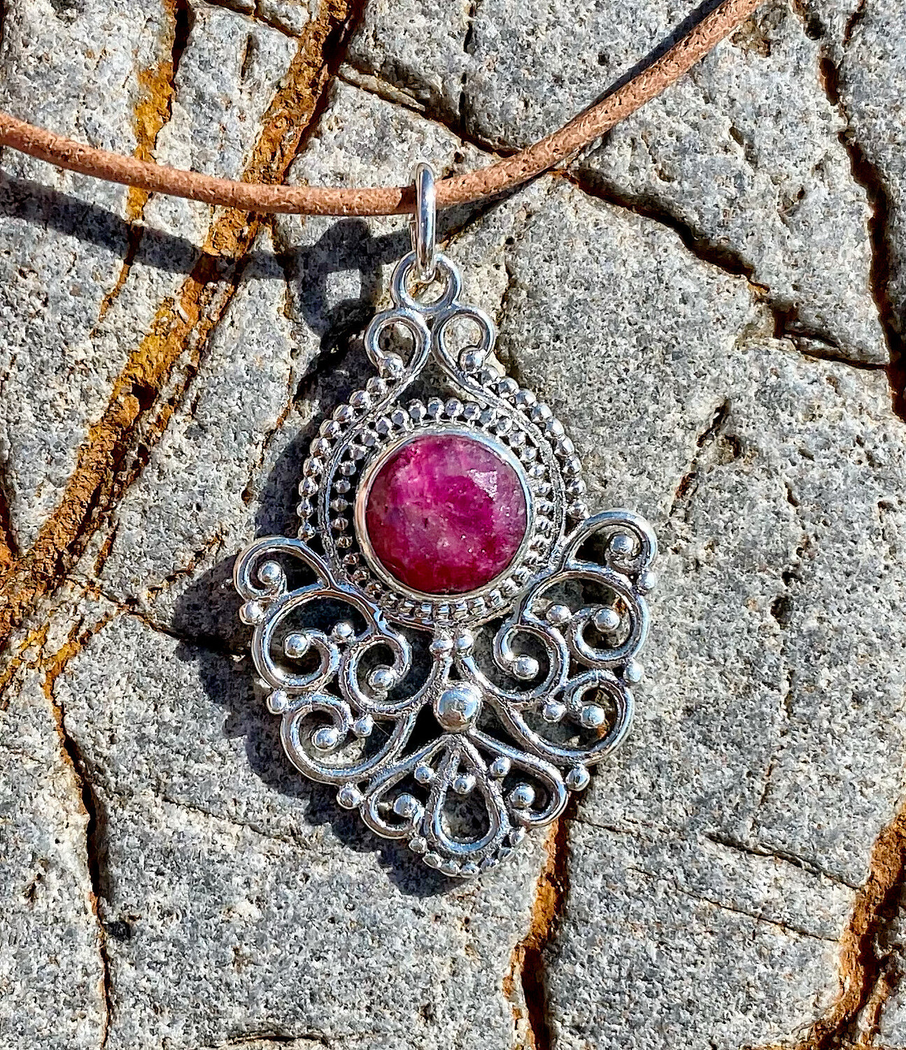 « Coeur précieux » pendentif en argent avec lacet en cuir et pierre de tourmaline rose