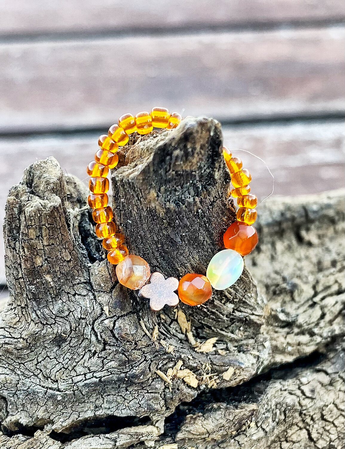 Bague « douce folie » avec opale, cornaline facettée et perles de rocaille sur fil élastique