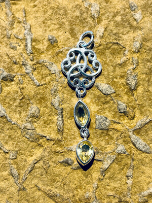 « Série spéciale Orcades » collier en argent informé sur le site sacré Dwarfie stane pierre des géants et des nains avec noeud celtique et citrine no 34
