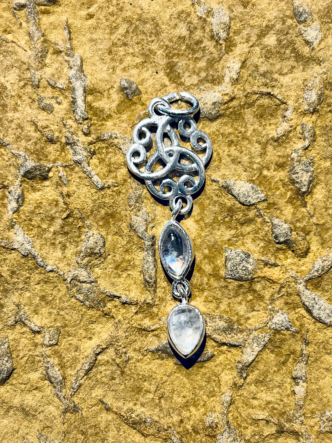 « Série spéciale Orcades » collier en argent informé sur le site sacré Dwarfie stane pierre des géants et des nains avec cristal de roche et noeud celtique no 37
