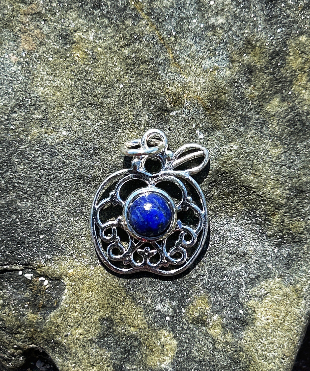 « Série spéciale Orcades » pendentif  en argent informé sur le site du ring of brodgar cercle de guérison avec lapis lazuli no 52