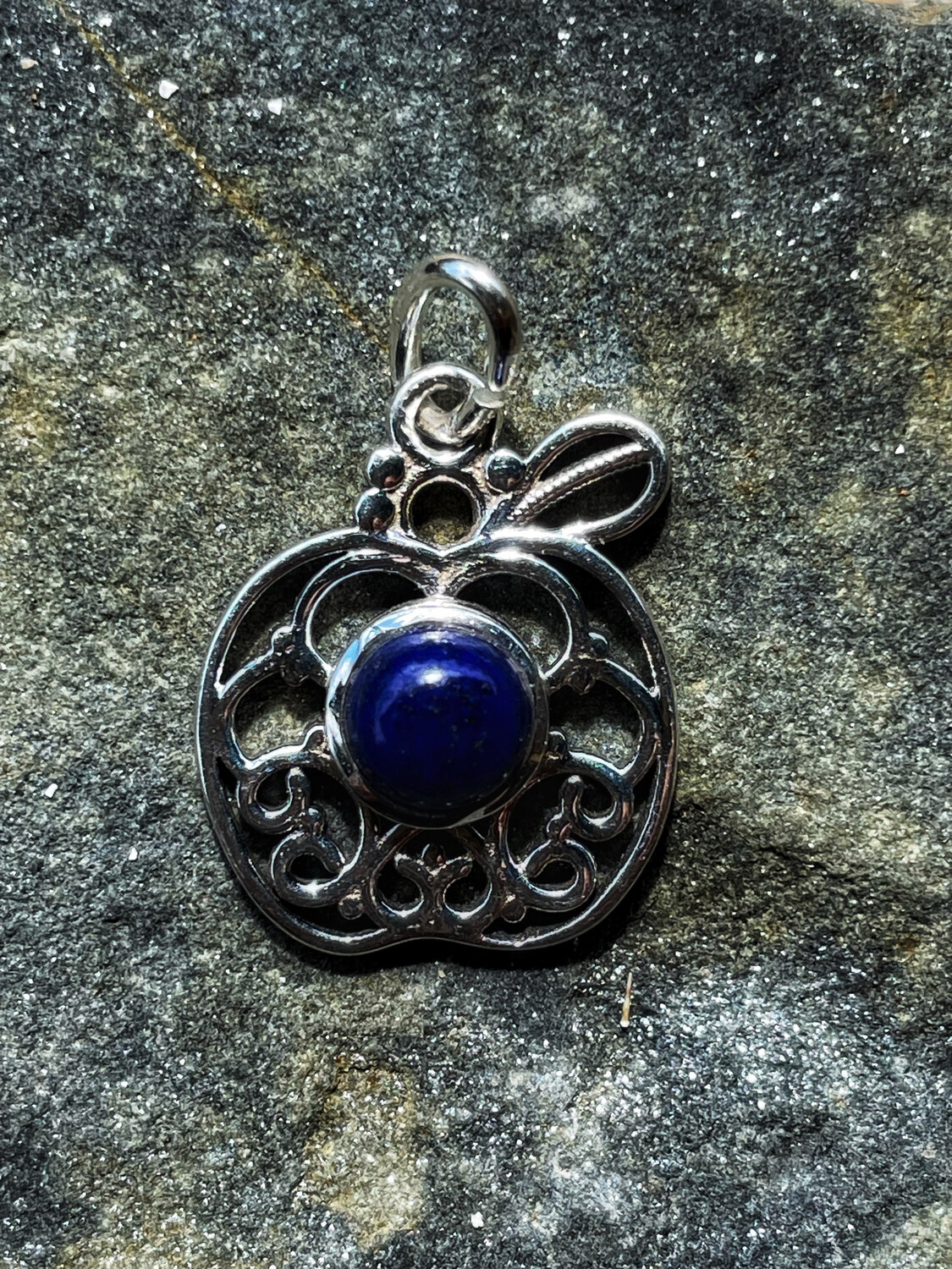 Série « spéciale Orcades » pendentif en argent informé sur le site du ring of brodgar cercle de guérison avec lapis lazuli no 62