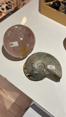 Melanie chetelat vente sphère quartz rose et amonite et 4 coquillages et pierres vrac