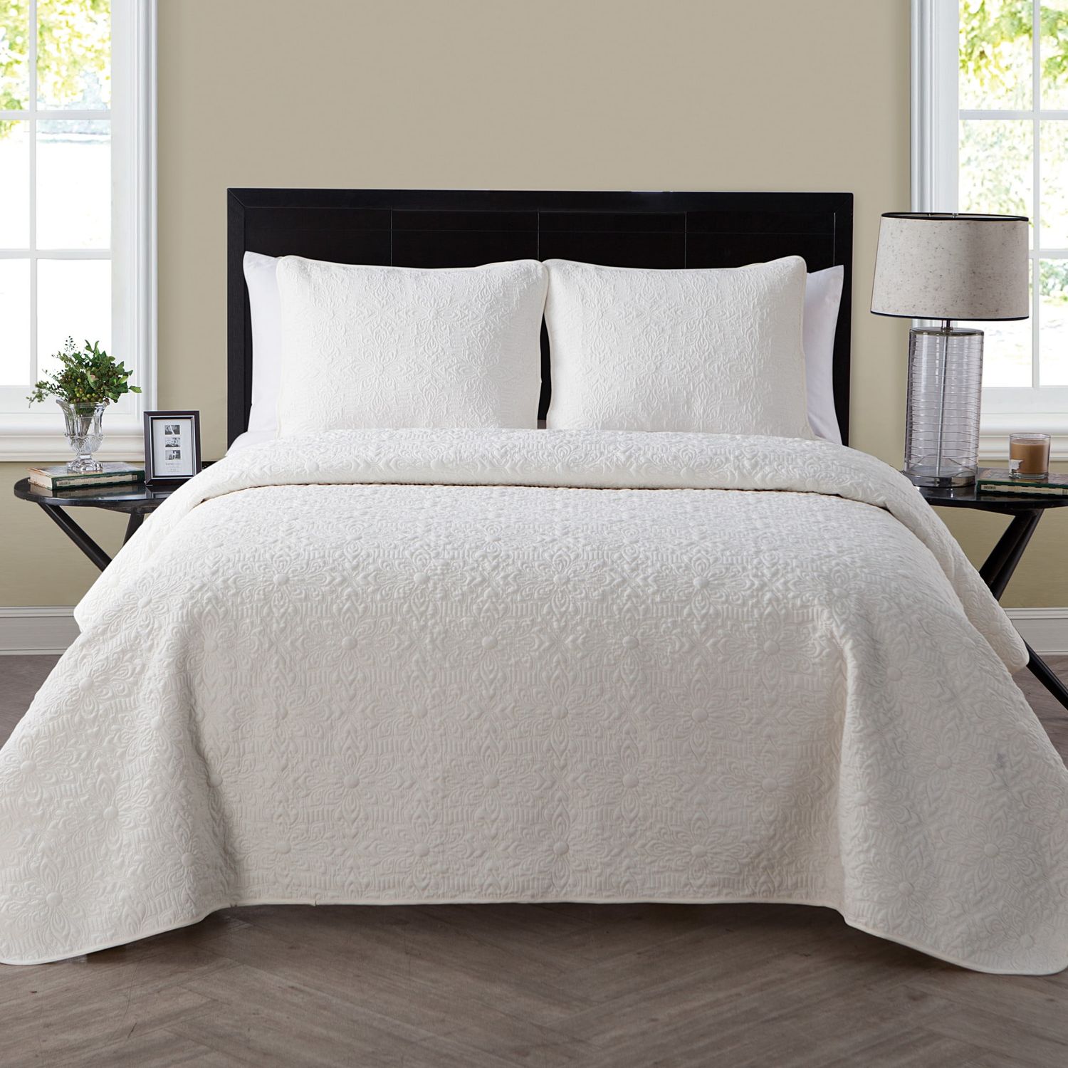 VCNY Home Caroline 3-Piece White Floral Quilt Set, Full/Queen, Adult, Unisex