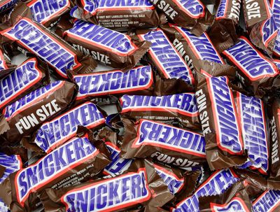 SNICKERS FUN SIZE Chocolate Candy Bars 1 lb - Bulk Bag, Peanut &amp; Caramel Flavor, Sweet Snacks, Individually Wrapped (26 Pieces)