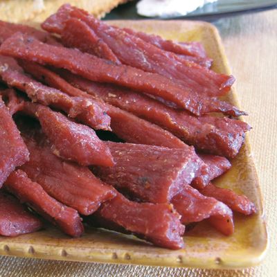 Hi Mountain Jerky Seasoning and Cure Kit | SWEET &amp; SPICY BLEND | Create Savory Homemade Beef Jerky | Great for Beef, Deer, Elk, &amp; Venison | Mix will Season up to 15lbs. of Meat (1 Box)