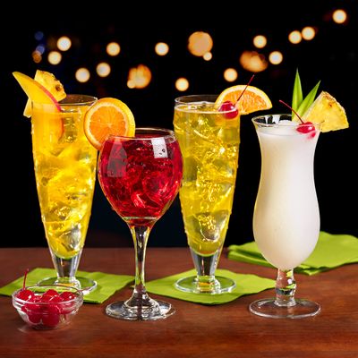 Mr &amp; Mrs T Pina Colada Mix, 1 L bottle (Pack of 6), Pineapple and Coconut Blend Flavored Cocktail Mixer, Made with Cane Sugar, Perfect for Traditional Pina Colada and Mocktail Drinks