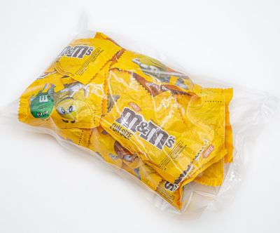 M&amp;M'S Peanut Milk Chocolate Bundle 1 lb - Candy in Bulk Bag, Individually Wrapped Fun Size Packs (24 Pieces)