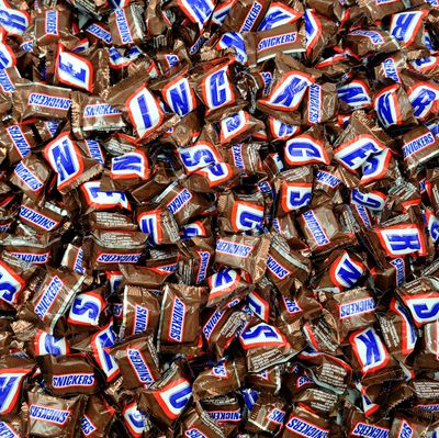 Minis Chocolate Caramel Candy Bars - Individually Wrapped Candy - with Roasted Peanuts, Nougat, Caramel, and Milk Chocolate - Bulk Candy (2 Pound)
