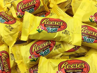 Reese&#39;s Peanut Butter Cup Eggs Easter Candy, Snack Size .6 Ounce (Pack of 2 Pounds)
