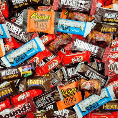 Christmas Assortment Milk Chocolate Candy Bulk Party Pack, Includes ReesesThins, KitKat, Milk, Dark &amp; White Chocolate Bars, Heath, Rolo and More - 2 Pound