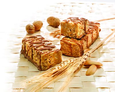 ProtiDIET Peanut Surprise High Protein Bar, No Trans Fat, Nutrient Rich Protein Fiber Bars - High Protein Snacks for Adults - Healthy On-the-Go-Snack - 7 Delicious Peanut Meal Bars Per Box