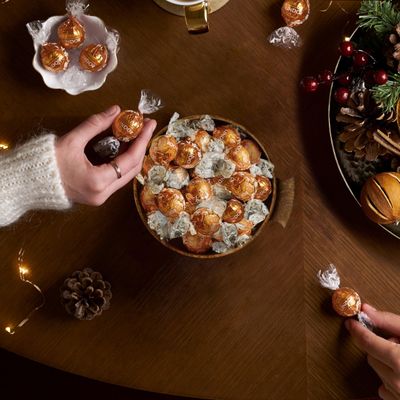 Lindt LINDOR Holiday Snickerdoodle White Chocolate Candy Truffles with Smooth, Melting Truffle Center, 8.5 oz. Bag