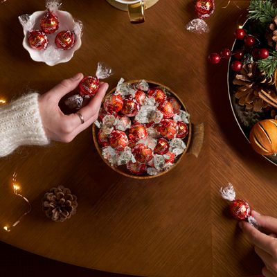 Lindt LINDOR Milk Chocolate Candy Truffles, Milk Chocolate with Smooth, Melting Truffle Center, 50.8 oz., 120 Count