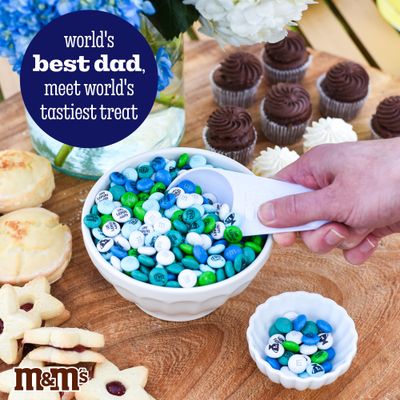 M&M'S Fathers Day Milk Chocolate Candies, 2 Pounds of Bulk Candy in Resealable Pack, Printed M&M'S With Dad-Themed Icons, Unique DIY Fathers Day Gift, Perfect for Fathers Day Celebrations