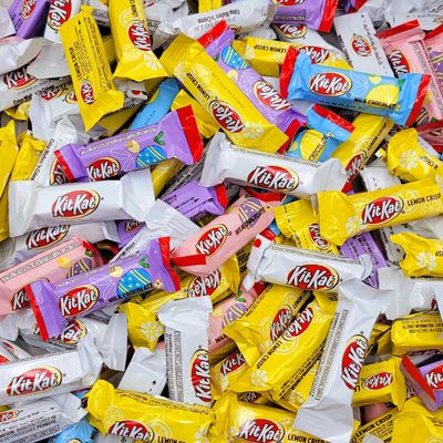 Kit Kat Lemon Crisp Assortment Miniatures, Lemon Flavored Wafers in White Creme Miniature Chocolate Candy Bars - 2 Pounds (Pack of 1)