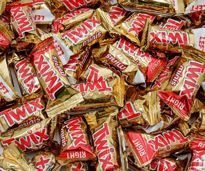 TWIX Caramel Minis Candy Bars 2 lb - Bulk Bag, Sweet Snacks, Crunchy Cookie &amp; Delicious Caramel &amp; Creamy Chocolate Flavors, Individually Wrapped (82 Pieces)