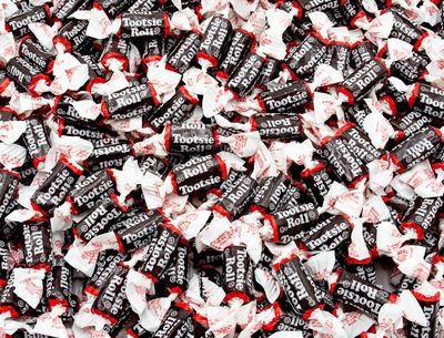 TOOTSIE ROLLS MIDGEES Taffy Candy 1 lb - Bulk Tootsie Rolls Candy Bag, Individually Wrapped, Gluten-Free Candy, Chocolate Chewy Candy (138 Pieces)