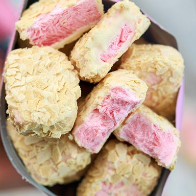 Freeze dried strawberry yogurt chunks 2.64 oz, strawberry oatmeal crispy, strawberry flavored milk oatmeal crispy, packaged small snacks for leisure