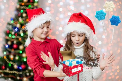 Fruidles Christmas Snowflake Candy Lollipop, Fruit-Flavored Chewables Party Favors 12-Pack