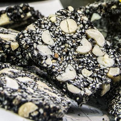 Zhejiang Specialty: Traditional Handmade Black Sesame Peanut Maltose Candy (Peanut and Black Sesame Crispy)