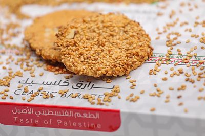YAFA Barazek Sesame Cookies - Turkish sesame cookies - Classic Barazek with Almonds - Crunchy Middle Eastern Treats with a Honey- Sesame Glaze- Taste of Palestine -500g, Mother&#39;s Day Gift
