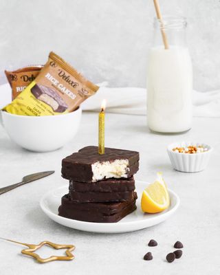 Deluxe & Bla Bla Delicious Crispy Rice Cake Sandwichs Filled With Lemon and Coated with Dark Chocolate (Alfajor) Kosher Certified Dairy, Gluten Free, Healthy Snacks, Low Calorie, Pack Of 6