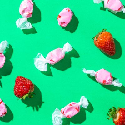 Taffy Shop Strawsome, Strawberry Salt Water Taffy - Assorted Gourmet Candy Variety Pack, Bulk Sweet Snack, Fresh &amp; Gluten-Free, 30 Individually Wrapped Pieces (7oz)