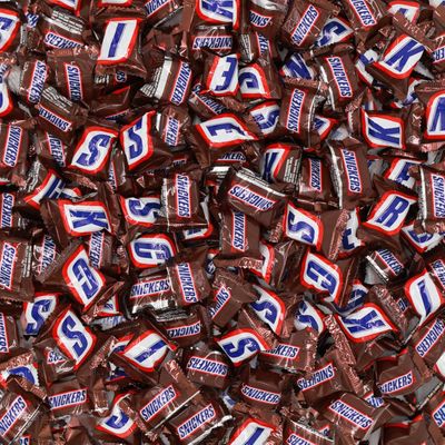 ASSORTIT X Snickers Collab Holiday Chocolates Individually Wrapped Miniatures Peanut Caramel Chocolate Candy Bars Bulk 4 Lbs, 200 Pcs Perfect For Trick Or Treat, Parties, Pinata Fillers (64-Oz)