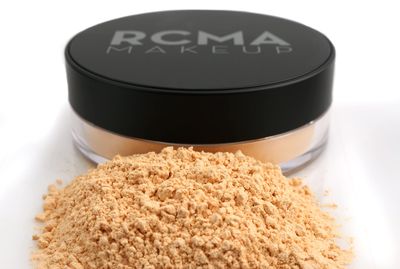 RCMA Makeup Premiere Loose Powder | Setting Face Powder | Talc Free | Vegan | Flawless Finish | Professional Makeup | Blurring Smoothing Effect | Amber