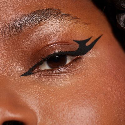 3INA The 24H Pen Eyeliner 900-24 Hour Wear - Matte Finish - Fine Tip Longwear Black Liquid Liner - Smudgeproof, Flake Proof Eye Makeup - Cruelty Free, Paraben Free and Vegan Cosmetics - 0.04 Fl. Oz