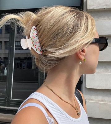 LILIE&amp;WHITE Acrylic Hair Clips Claws For Women With The Rhinestone Pattern In Red Cherry Shape Hair Clip For Thick Hair Hair clips for styling sectioning 1PC