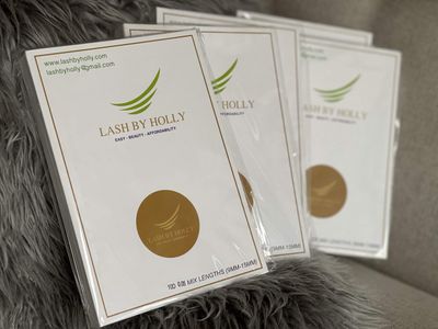 LASH BY HOLLY PRE-MADE HAND MADE LASH FANS- MIX LENGTHS 9-15MM. 600 FANSTRAY FOR 3D, 4D, 5D, 6D, 7D, 8D. 500 FANSTRAY FOR 10D (3D)