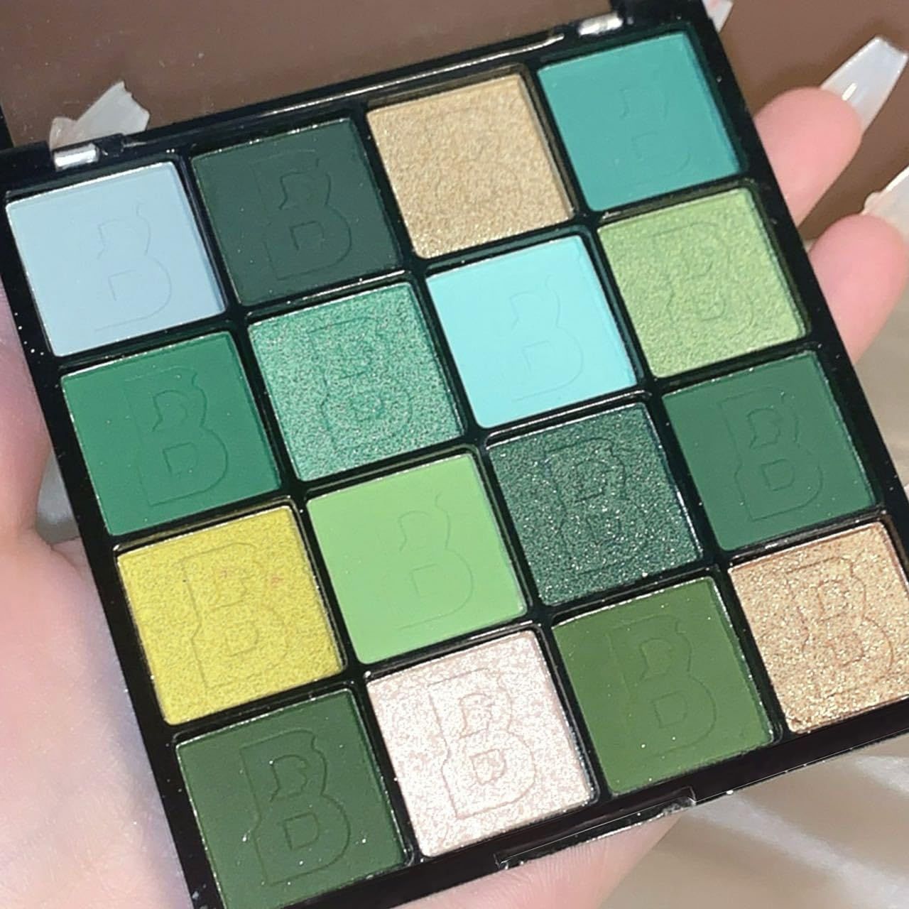 Yeweian Green Eyeshadow Palette, 16 Colors Green Glitter Matte Eyeshadow Makeup Palette,Forest Green Yellow Colorful Eye Shadow Plattet Highly Pigmented Dark Green Eyeshadow for Cosplay Halloween SFX