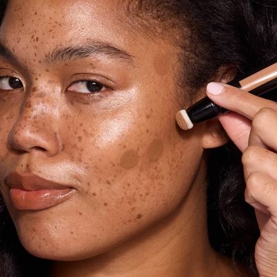 MCoBeauty Instant Contour Beauty Wand, LightMedium, Sculpt &amp; Define for a Natural Contour, Vegan, Cruelty Free Cosmetics