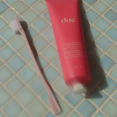 dae Dual-Edge Styling Brush - Tames Flyaways &amp; Controls Edges