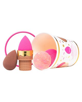 Beautyblender | Signature Blend Essentials Set, with 2 Beautyblender sponges for foundations and Powders, Blendercleanser and Silicone Scrub Mat and NEST Sponge Stand, Vegan, Cruelty Free