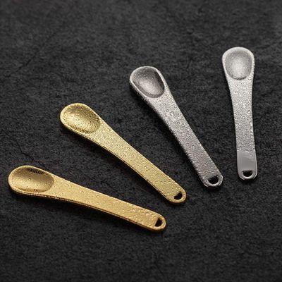 4 Pack Metal Makeup Spatula, Mini Spoon, Beauty Scoop for Facial Cosmetic, Face Mask (Silver &amp; Gold)