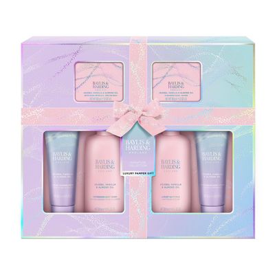 Baylis &amp; Harding Gift Set for Women - Luxury Skin &amp; Body Pack - Jojoba, Vanilla &amp; Almond Oil