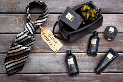 YARD HOUSE Bath and Body Spa Gift Baskets Set for Men - Sandalwood Amber - 7Pc Spa Kit w. Full Size Items in Leather Toiletry Bag - Christmas Holiday Gifts for Him, Birthday, Fathers Day Gifts Idea
