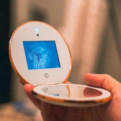 L&amp;L SKIN UVmagic Mirror, Compact Mirror Design for Sunscreen Test, Travel Makeup Mirror with UV Camera for Sunscreen Coverage Test