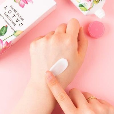 Jigott Secret Garden Moisture Hand Cream 100ml/3.38fl.oz (Lotus)