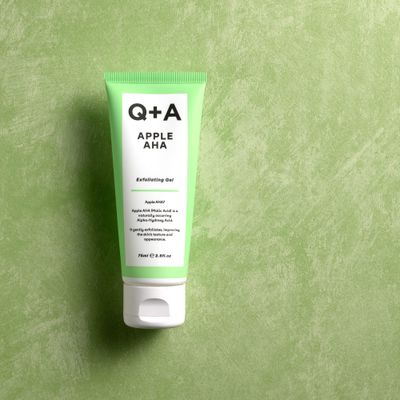 Q+A Apple AHA Exfoliating Gel, naturally occurring Malic and Lactic Acid alongside Apple Fruit Extracts and Glycolic Acid for smoother, brighter skin (2.5 Fl.Oz)