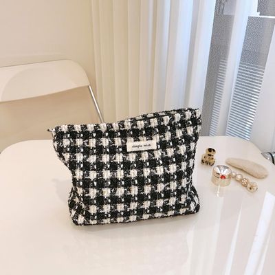 Yovell Cute Makeup Bag, Floral Makeup Bag for Women Girls, Canvas Cosmetic Organizer Storage with Zipper, Travel Toiletry Bag, Large Aesthetic Skincare Bags (Checkered Black/White)