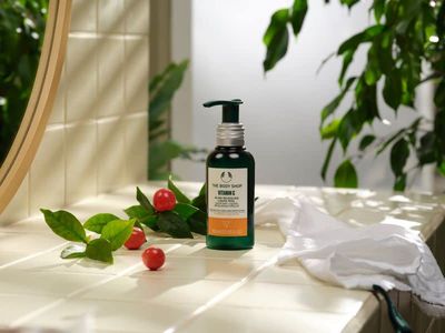 The Body Shop Vitamin C Glow-Revealing Liquid Peel - Illumitate &amp; Resurface - 3.3 Fl Oz